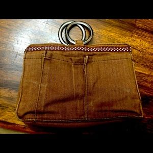 Kangaroo pouch. Lots of pockets